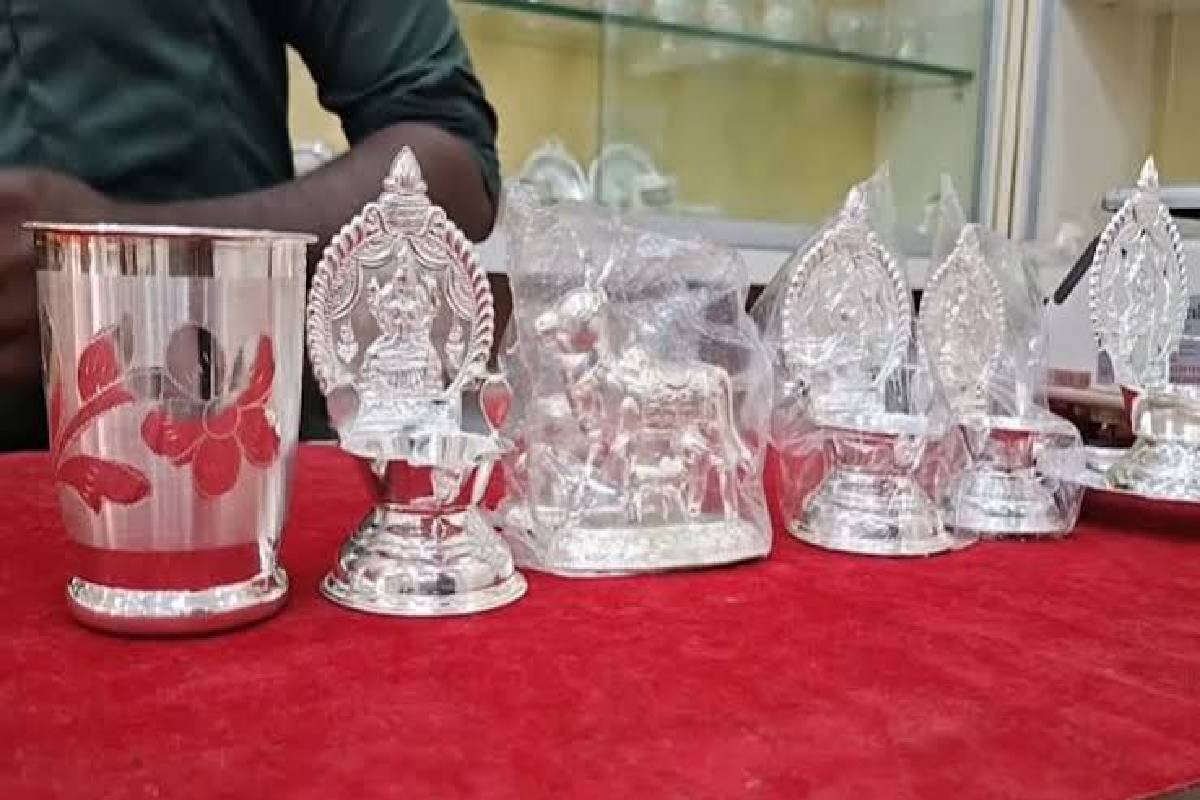 தங்கம் வாங்கக் காத்திருப்போருக்கு குட் நியூஸ் - விலை அதிரடிக் குறைவு! | Today October 21 Gold And Silver Price In Chennai