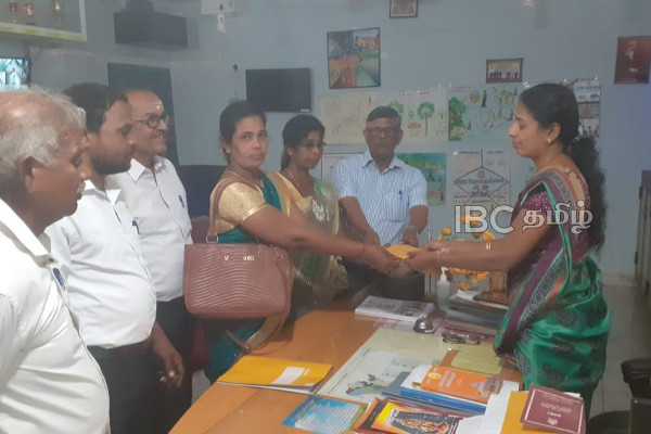 வலி மேற்கில் வசிப்பவர்கள் மக்களா மாக்களா - வீதியை முடக்கி கோசமிட்ட யாழ் மக்கள்! | Jaffna Road Development Request Providence Mayor