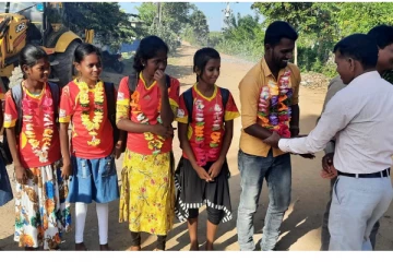 வரலாற்றில் அனைவரையும் திரும்பி பார்க்க வைத்த தமிழர் பகுதி பாடசாலை(படங்கள்)