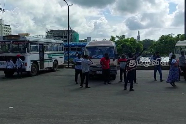 யாழ்.புதிய பேருந்து நிலையத்திலிருந்து தனியார் பயணிகள் போக்குவரத்து சேவை ஆரம்பம் (Video) | Jaffna Travel Ban On Hospital Road