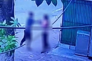 තරුණයෙකු නිරුවත් කර මහ මගදී සිදුකළ අමානුෂික ක්‍රියාව