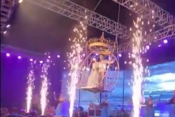 ஆடம்பரமாக எண்ட்ரி கொடுத்த ஜோடி! அடுத்த நொடியே நடந்த அசம்பாவீதம்... பதறி அடித்து ஓடிய உறவுகள்