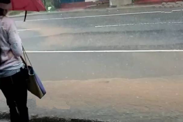 நுவரெலியாவில் அதிகாரிகளின் அசமந்த போக்கினால் இன்று அவதிப்படும் மக்கள்! | Nuwara Eliya People Suffer Negligence Authorities