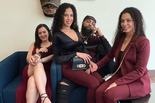 இன்னொரு மனைவி வேணும் - 8 குழந்தைகளுடன் ஜாலியாக பொழுதை கழிக்கும் பிரபலம்! | American Football Celebrity With 2 Partners