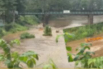 අධික වර්ෂාවත් සමඟ මහවැලි ගඟේ ජල මට්ටමත් ඉහළට - බැකෝ යන්ත්‍ර 2ක් ගං වතුරට යට වෙයි