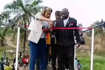 திறப்பு விழாவில் திடீரென  இடிந்து விழுந்த பாலம்!