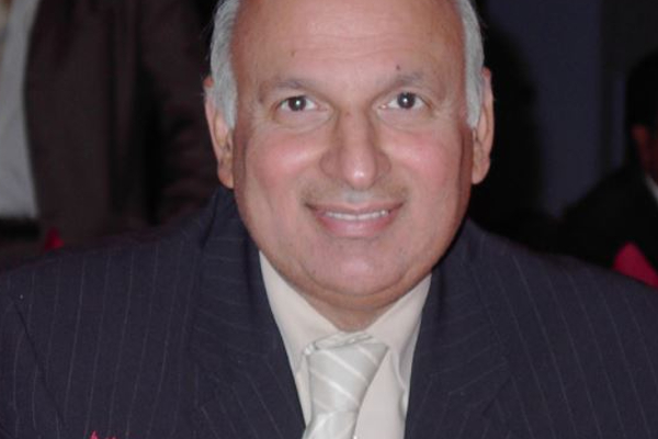 கலையும் நிலையில் இம்ரான்கான் அரசு , பாகிஸ்தானில் முக்கிய ஆளுநர் நீக்கம் - தமிழ்நாடு