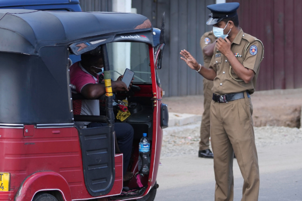 குளக்கட்டுக்குள் பாய்ந்த முச்சக்கரவண்டி ; தெய்வாதீனமாக தப்பிய உயிர்கள் | Three Wheeler Plunges Into Tank Lives Spared