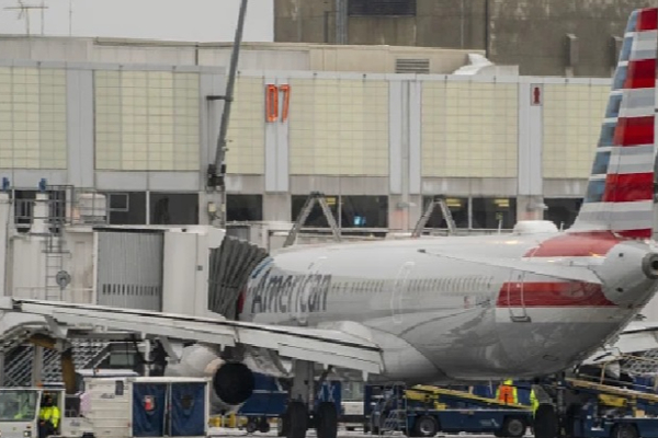 விமானத்தின் இயந்திரத்தில் சிக்கி பரிதாபமாக பலியான நபர் | Airport Worker Sucked Into Plane Engine Killed