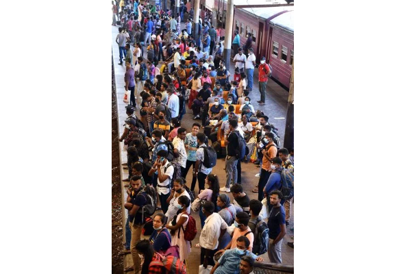 ரயில்களில் நிரம்பி வழியும் பயணிகள் | Trains Overflowing With Passengers