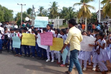 திருகோணமலையில் அப்துல் ஹமீது பாடசாலை மாணவர்கள் போராட்டம் (Photos)