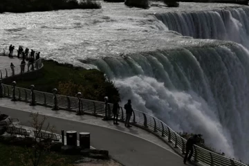 நயாகரா நீர்வீழ்ச்சியில் குதித்து உயிரை மாய்த்துக்கொண்ட இளம்பெண்: இரண்டாவது துரதிர்ஷ்ட சம்பவம்