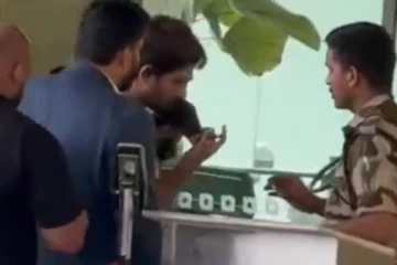 முகத்தை காட்டு.. அல்லு அர்ஜுன் ஏர்போர்ட்டில் தடுத்து நிறுத்தம்! வைரலாகும் வீடியோ