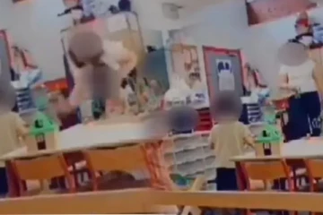 குழந்தையிடம் மோசமாக நடந்துகொண்ட ஆசிரியை: ரகசிய கமெராவில் சிக்கிய காட்சி