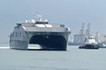 அமெரிக்க கடற்படைக் கப்பல் கொழும்பில் (படங்கள்)