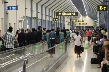 பாதாள உலகக்குழு தலைவரின் மனைவி விமான நிலையத்தில் கைது