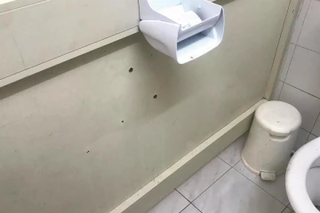 கழிப்பறைக்குள் மாணவிகளை படமெடுத்த இரகசிய கமரா - தாய் வெளியிட்ட வீடியோ மாயம்