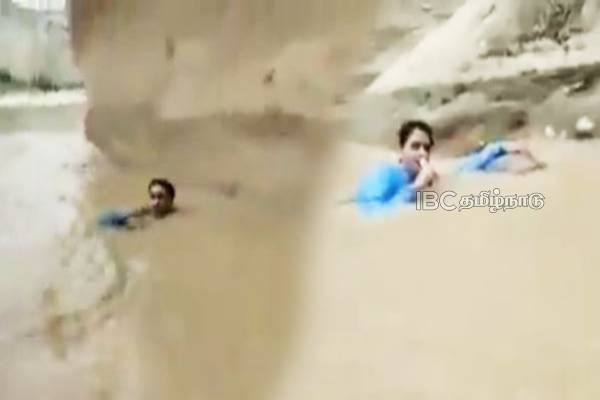கழுத்தளவு சென்ற வெள்ளத்தில் நின்று நேரலை செய்த செய்தியாளர்..! | Journalist Stood In Neck Deep Flood Live Broadcast