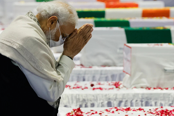 நாட்டையே உலுக்கிய ஹெலிகாப்டர் விபத்து: பிரதமர் மோடி அஞ்சலி | Indian Pm Modi Pays Last Tribute