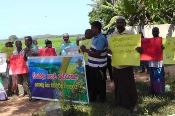 திருகோணமலையில் விவசாயிகளினால் கவனயீர்ப்பு ஆர்ப்பாட்டம் (Photos)