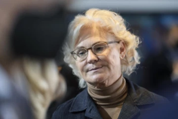 விமர்சனங்களுக்குப் பிறகு பதவியை ராஜினாமா செய்த அமைச்சர்!