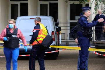 பிரான்சில் பரபரப்பை ஏற்படுத்திய சம்பவம்; கத்திக்குத்து தாக்குதலில் ஆசிரியர் பலி