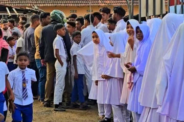 கிண்ணியா பாடசாலை அதிபரை இடமாற்றுமாறு கோரி பாரிய போராட்டம்