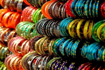 தவறியும் பெண்கள் இந்த நிற கண்ணாடி வளையலை அணியாதீர்கள்