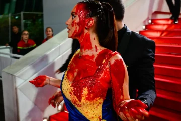 கேன்ஸ் திரைப்பட விழாவில் இளம்பெண்ணால் பரபரப்பு சம்பவம்