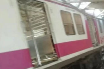 சென்னை கடற்கரைக்கு சென்ற மின்சார ரயில் கட்டுப்பாட்டை இழந்து விபத்து