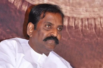 தங்க பேனாவை தரும் வைரமுத்து! யாருக்கு தெரியுமா? நேரிலேயே சென்று தருகிறாராம்