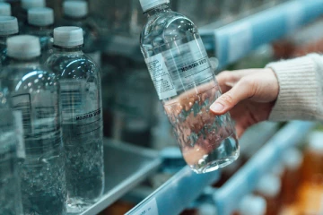 உயிருக்கு ஆபத்து...பிளாஸ்டிக் பாட்டிலில் தண்ணீர் குடிப்பவரா? இந்த தவறை மட்டும் செய்யாதீர்கள்