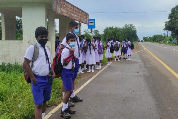 மாணவர்களை ஏற்றாது போட்டி போட்டு ஓடும் பேருந்துகள்-  கடும் விசனம் வெளியிட்டுள்ள பெற்றோர்! - ஐபிசி தமிழ்