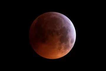 100 ஆண்டுகளுக்குப் பிறகு தோன்றும் அபூர்வ சந்திர கிரகணம்; எந்த நேரத்தில் பார்க்கலாம்?