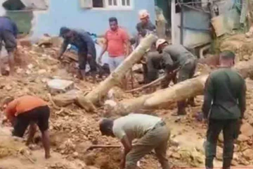 தாய், இரு குழந்தைகளுடன் மண்ணில் புதைந்த வீடு ; இன்று வரை மீட்க முடியாத அவலம்