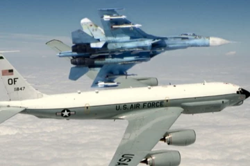 அமெரிக்க உளவு விமானத்தை விரட்டி அனுப்பிய ரஷ்ய போர் விமானம்! கருங்கடலுக்கு மேல் நடந்த சம்பவம்