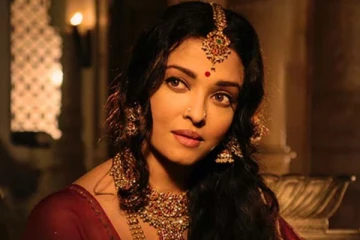 49 வயதிலும் மெழுகு சிலையாக இருக்கும் ஐஸ்வர்யா ராய்! சிகப்பு நிற ஆடையில் பிறந்தநாள் கொண்டாட்டம்