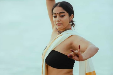 சப்ஸ்கிரிப்ஷன் ஷூட்!! கடற்கரையில் ஹாயாக அபிராமி வெங்கடாசலமின் புகைப்படம்..