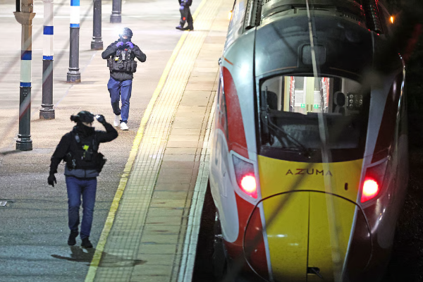 ஓடும் ரயிலில் பயங்கர கத்திக்குத்து தாக்குதலில் 10 பேர் ஆபத்தான நிலையில் | Uk Stabbing 10 People Hospitalized Train Attack