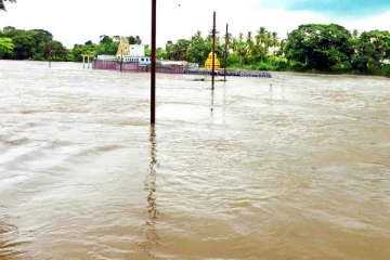 தண்ணீரில் மூழ்கியது பிரபல  முருகன் ஆலயம்