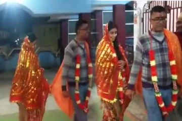 காதலுக்கு கண்கள் இல்லே மானே.! 40 வயதில் மலர்ந்த காதல் 18 வயது மாணவியை கரம் பிடித்த ஆசிரியர்