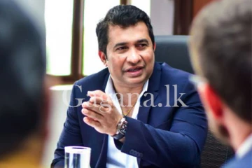 ශ්රී ලංකා ක්රිකට් සභාපතිගේ වීසා ලිපි ඉල්ලීම් ලැයිස්තුවට ගිය ක්රීඩා ඇමතිගේ දියණියන්. (PHOTO)