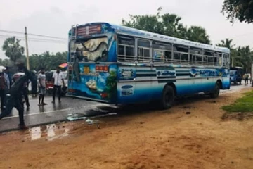 யாழில் பரபரப்பு- பேருந்து சாரதியை விசித்திரமான முறையில் தாக்கிய நபர்!