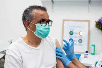 கொரோனா தடுப்பூசி செலுத்திக் கொண்டார் உலக சுகாதார ஸ்தாபன தலைவர்