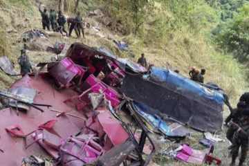 எல்லையில் விபத்துக்குள்ளான பேருந்தை ஆய்வு செய்யும் பணி ஆரம்பம்