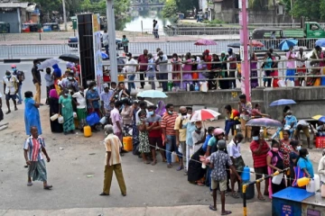 கொழும்பில்  வீதிக்கு  இறங்கிய மக்களால் பதற்றம்!