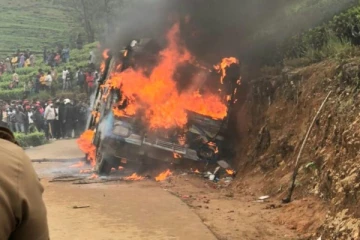 போர்க்களமான  புஸல்லாவை;   பஸ்ஸை தீயிட்டு கொளுத்திய மக்கள்