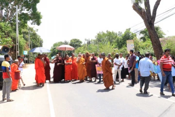 திருகோணமலையில் பௌத்த பிக்குகளால் ஆர்ப்பாட்டம்