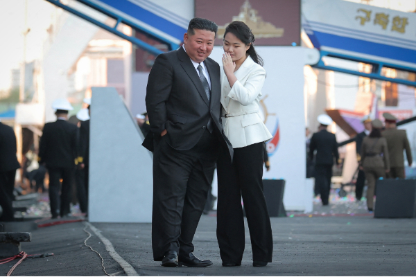 வடகொரியாவில் பலரது கவனத்தையும் ஈர்த்து வரும் இளம்பெண்! | North Korea S Next Leader