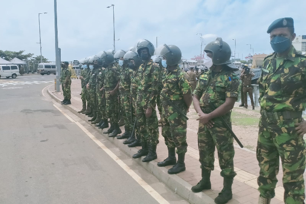 காலிமுகத்திடலில் குவிக்கப்ட்ட  விசேட அதிரடிப்படையினர்..! முழுவதுமாக அகற்றப்பட்ட கூடாரங்கள் (காணொளி) - ஐபிசி தமிழ்